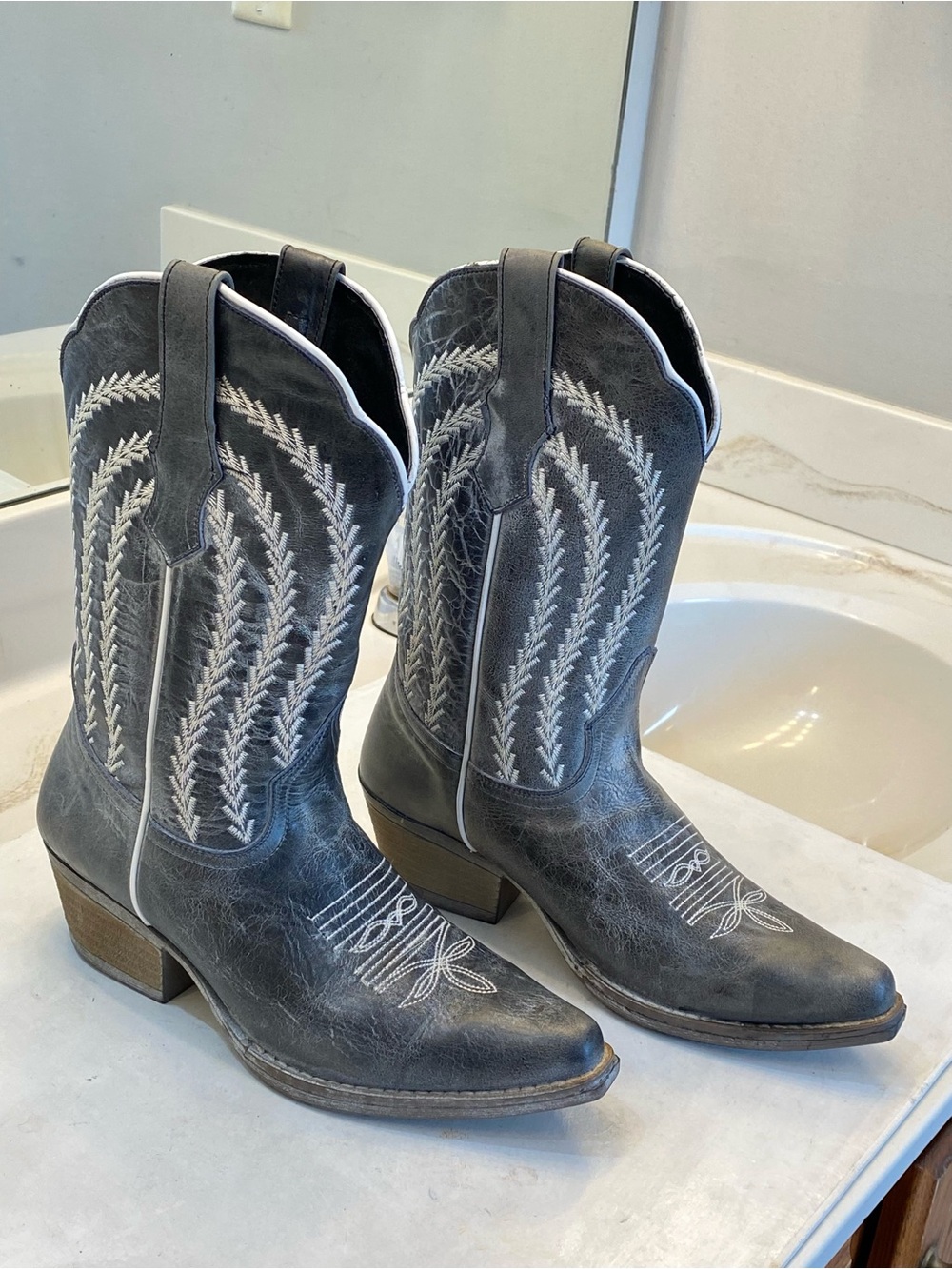 Sterling River women cowboy boot , Size 8.5 excellent condition worn only once